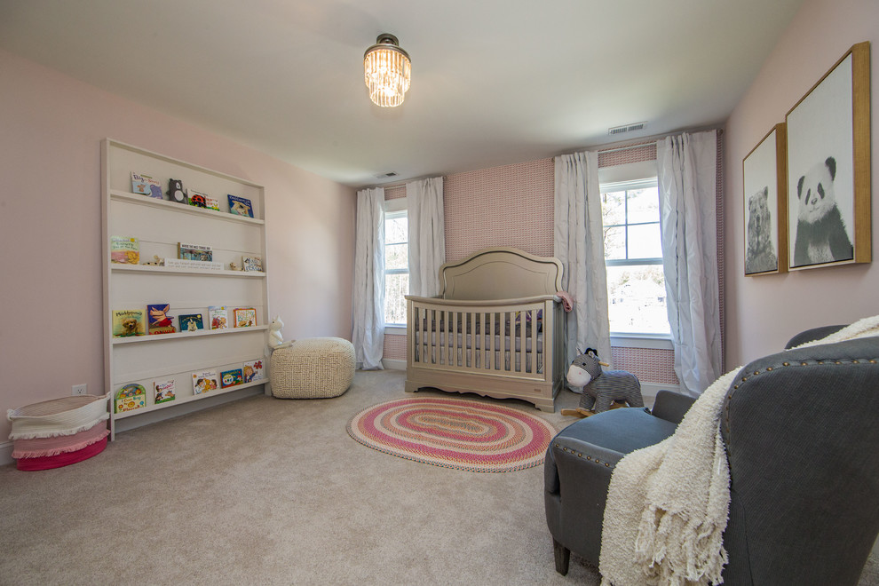 Ispirazione per una grande cameretta per neonata stile americano con pareti rosa, moquette e pavimento beige