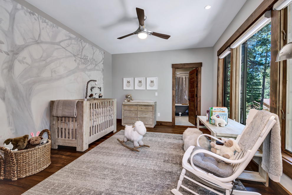 Mittelgroßes, Neutrales Uriges Babyzimmer mit grauer Wandfarbe, braunem Holzboden und braunem Boden in Sonstige