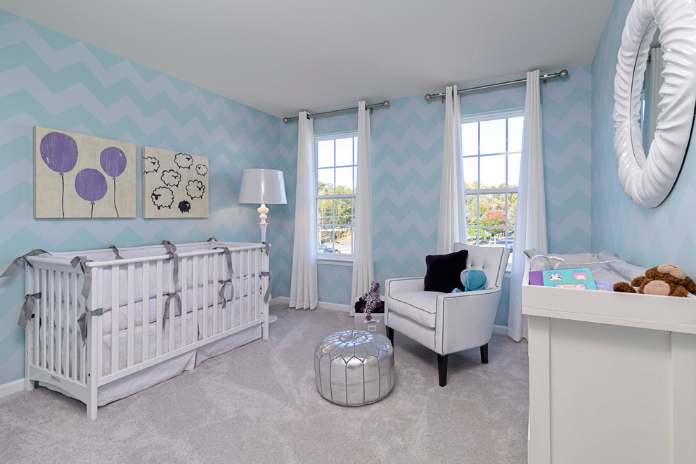 На фото: комната для малыша в стиле модернизм с