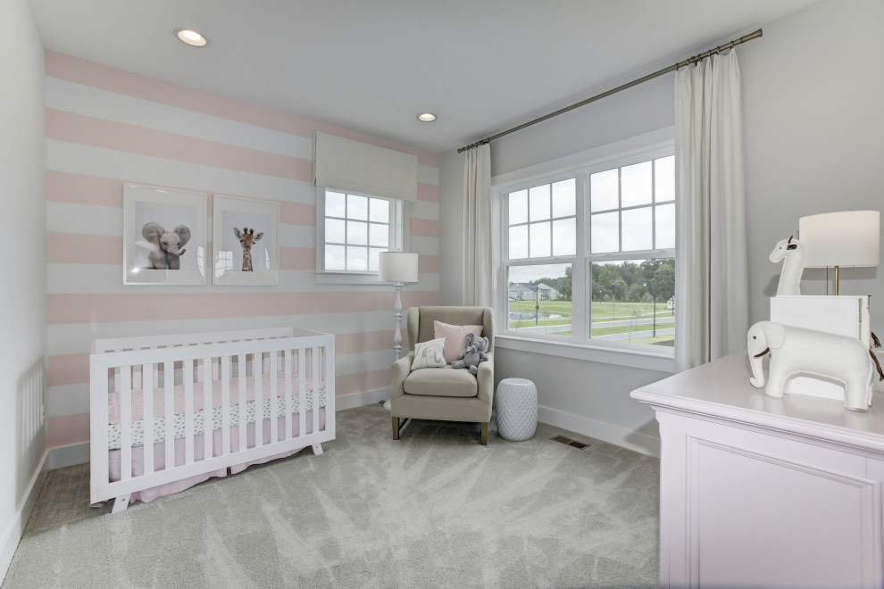 Inspiration för ett mellanstort vintage babyrum, med flerfärgade väggar, heltäckningsmatta och vitt golv