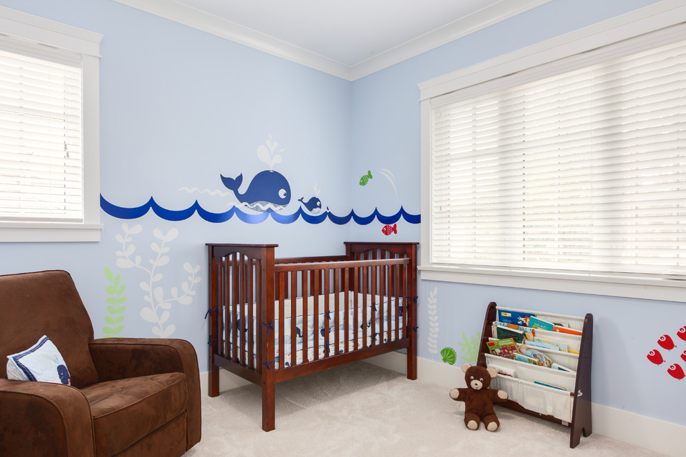 Inspiration pour une chambre de bébé traditionnelle de taille moyenne avec un mur bleu et moquette.
