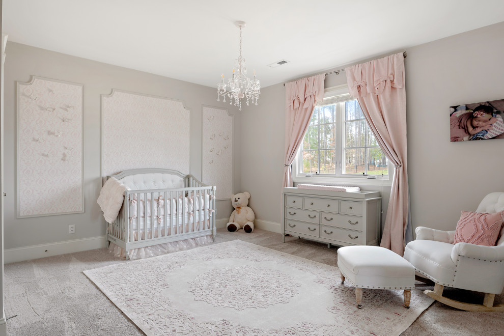 Inspiration pour une chambre de bébé avec un mur gris, moquette, un sol gris et du lambris.
