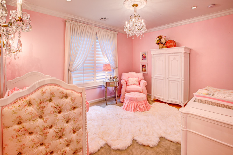 オクラホマシティにあるトラディショナルスタイルのおしゃれな赤ちゃん部屋の写真
