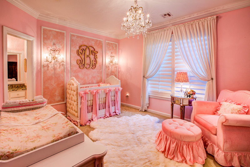 Diseño de habitación de bebé niña romántica grande con paredes rosas, moqueta y suelo beige