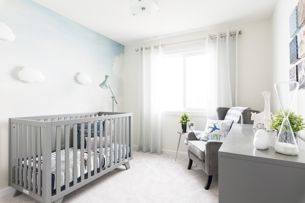 Aménagement d'une chambre de bébé neutre contemporaine avec un mur bleu, moquette et un sol blanc.