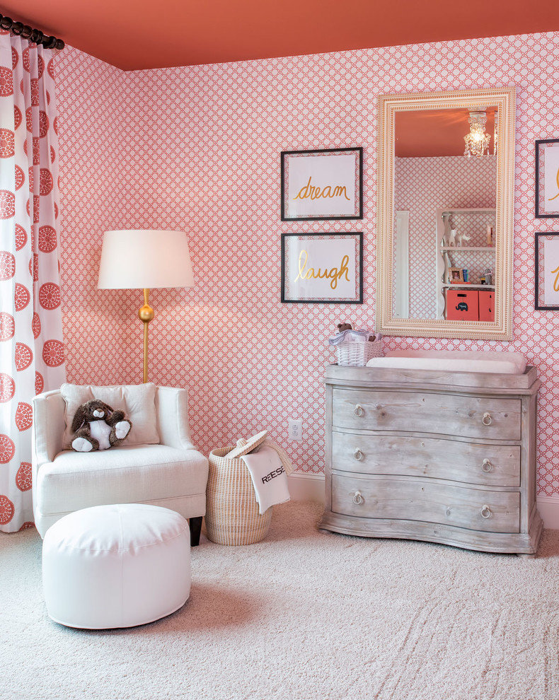 Пример оригинального дизайна: комната для малыша в классическом стиле с разноцветными стенами, ковровым покрытием и бежевым полом для девочки