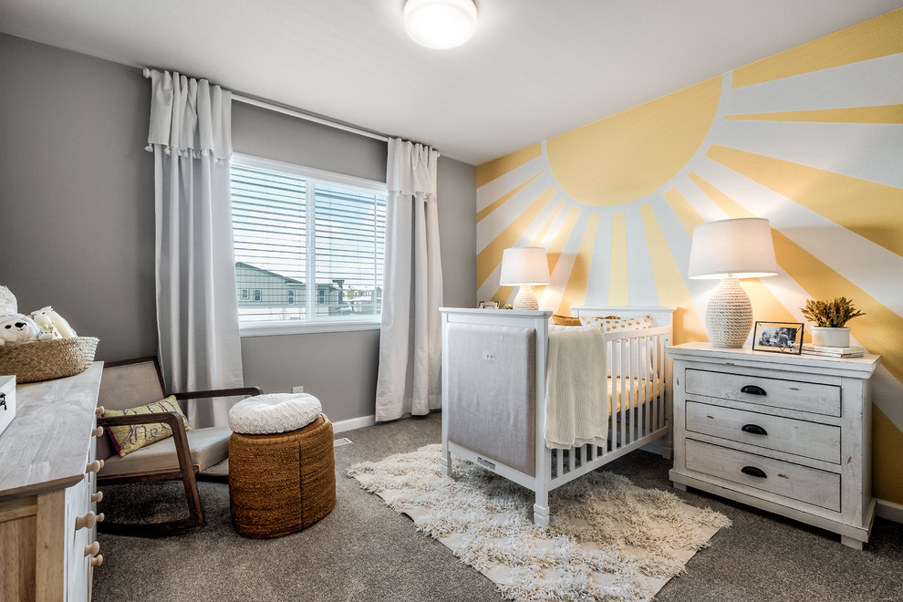 Mittelgroßes, Neutrales Shabby-Chic Babyzimmer mit grauer Wandfarbe, Teppichboden und grauem Boden in Seattle
