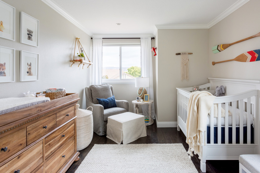 Neutrales Klassisches Babyzimmer mit beiger Wandfarbe, dunklem Holzboden und braunem Boden in Orange County