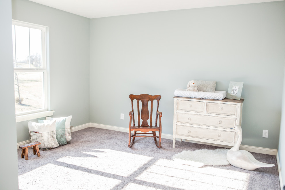 Идея дизайна: маленькая нейтральная комната для малыша в стиле кантри с зелеными стенами и ковровым покрытием для на участке и в саду