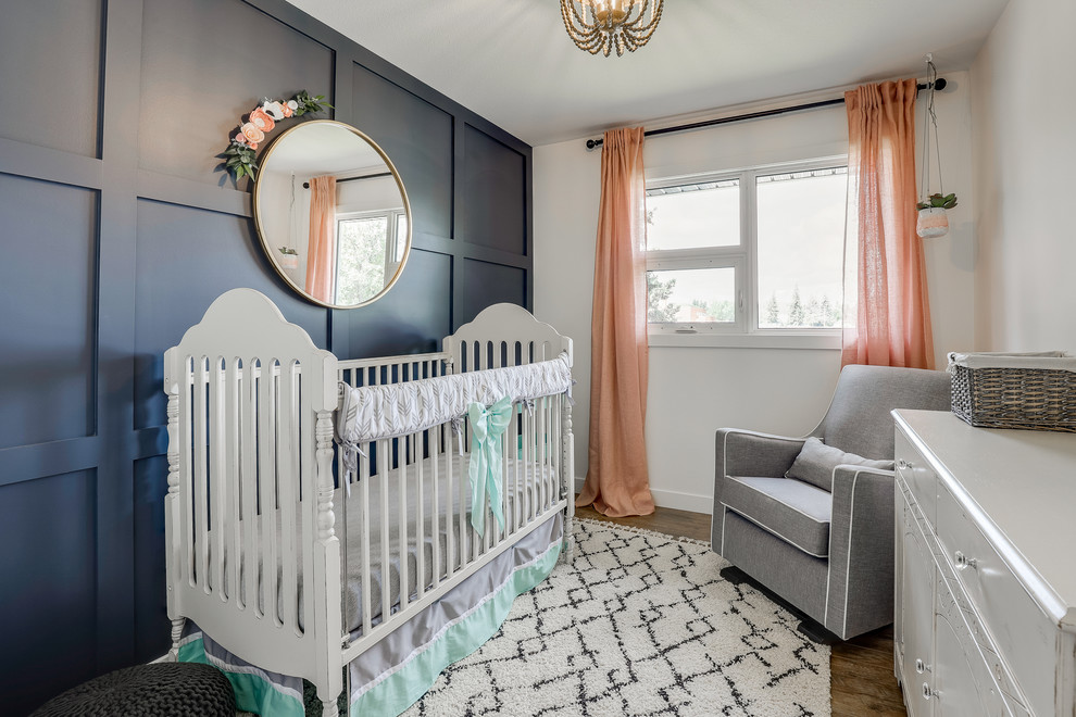 他の地域にあるトランジショナルスタイルのおしゃれな赤ちゃん部屋 (黒い壁、濃色無垢フローリング、女の子用) の写真