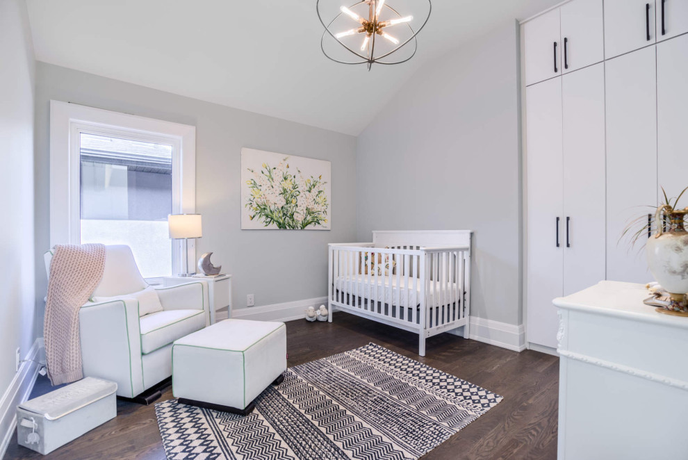 Идея дизайна: нейтральная комната для малыша среднего размера в стиле неоклассика (современная классика) с серыми стенами, темным паркетным полом и коричневым полом