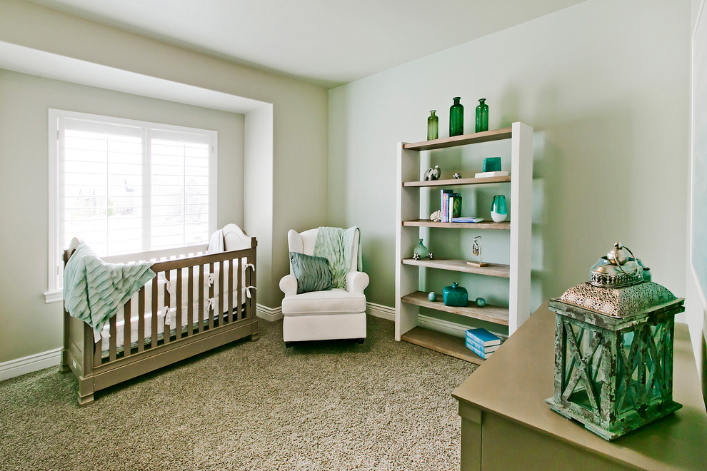 Aménagement d'une grande chambre de bébé neutre craftsman avec moquette et un sol beige.