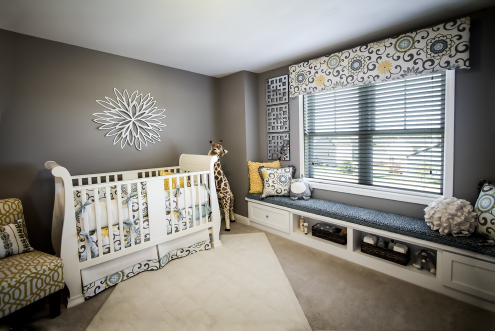 Exemple d'une chambre de bébé neutre chic de taille moyenne avec un mur gris, moquette et un sol gris.