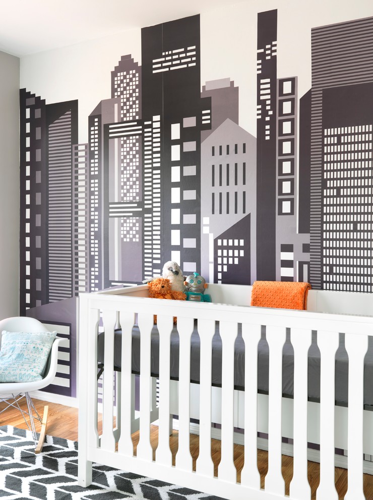 На фото: нейтральная комната для малыша в стиле ретро с разноцветными стенами и светлым паркетным полом