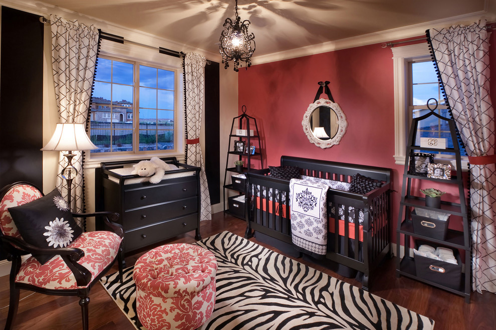 Mittelgroßes Mediterranes Babyzimmer mit rosa Wandfarbe und dunklem Holzboden in Denver