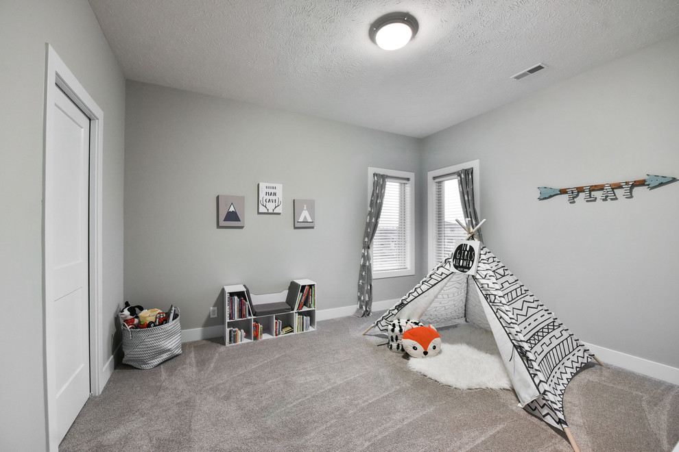 Aménagement d'une chambre de bébé classique de taille moyenne avec un mur gris, moquette et un sol gris.