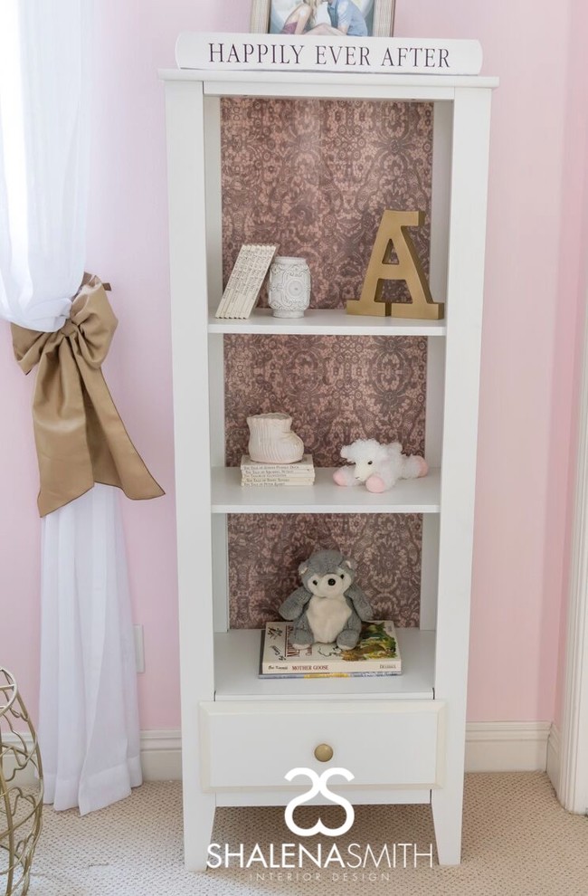 Imagen de habitación de bebé niña actual con paredes rosas