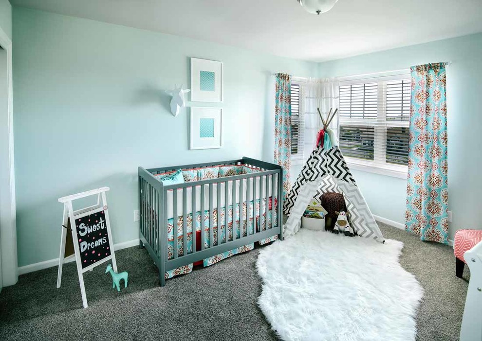 Ejemplo de habitación de bebé niña tradicional renovada de tamaño medio con paredes azules y moqueta