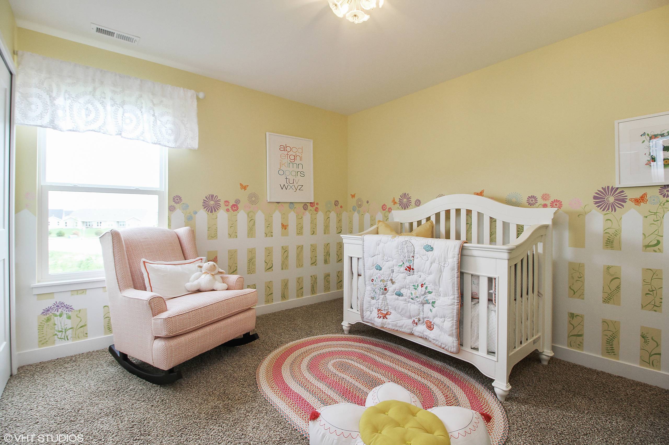 75 Photos Et Idees Deco De Chambres De Bebe Fille Avec Un Mur Jaune Novembre 21 Houzz Fr