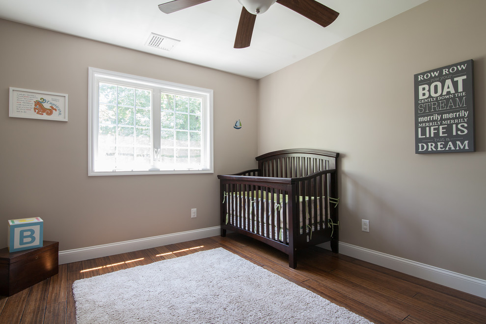 Exemple d'une chambre de bébé garçon chic.