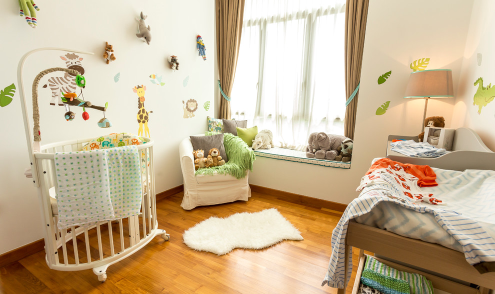 Aménagement d'une chambre de bébé neutre classique avec un sol en bois brun et un sol orange.