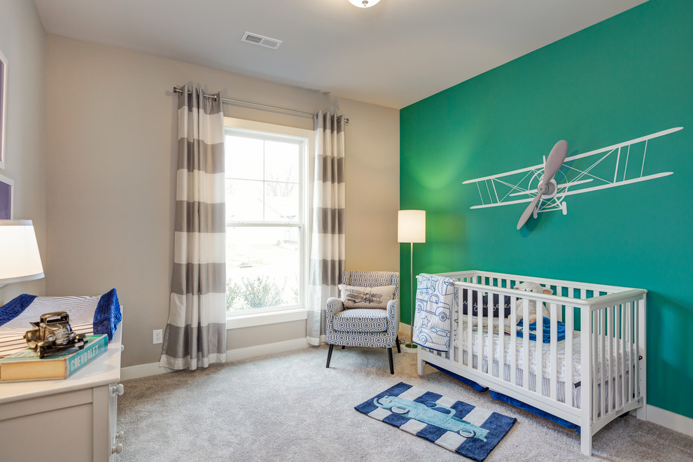Ejemplo de habitación de bebé niño de estilo americano de tamaño medio con paredes azules y moqueta