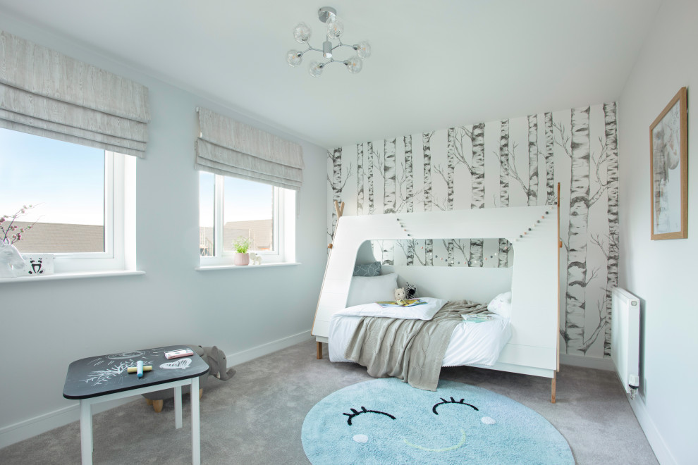 Modelo de habitación de bebé neutra contemporánea con paredes multicolor, moqueta, suelo gris y papel pintado