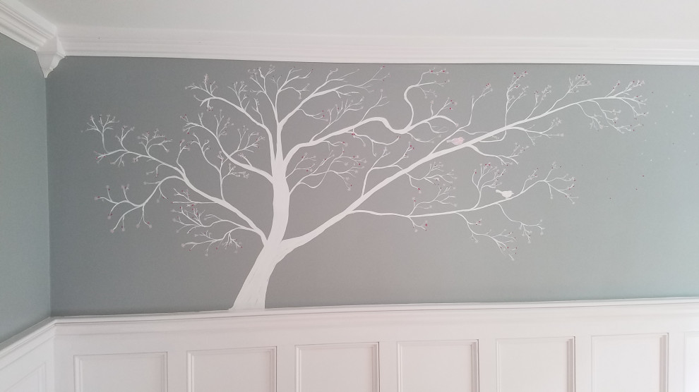 Réalisation d'une chambre de bébé fille tradition de taille moyenne avec un mur gris, un sol en bois brun et un sol orange.