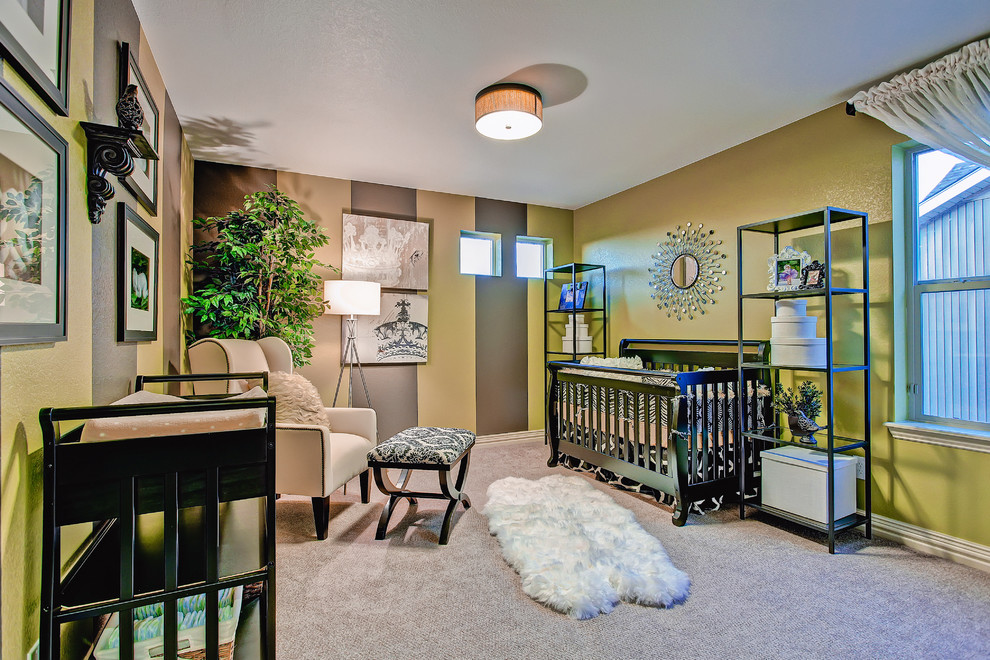 Modelo de habitación de bebé neutra ecléctica grande con paredes verdes y moqueta