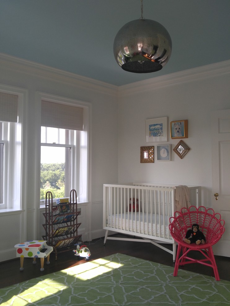 Großes, Neutrales Modernes Babyzimmer mit weißer Wandfarbe, dunklem Holzboden und braunem Boden in Kansas City