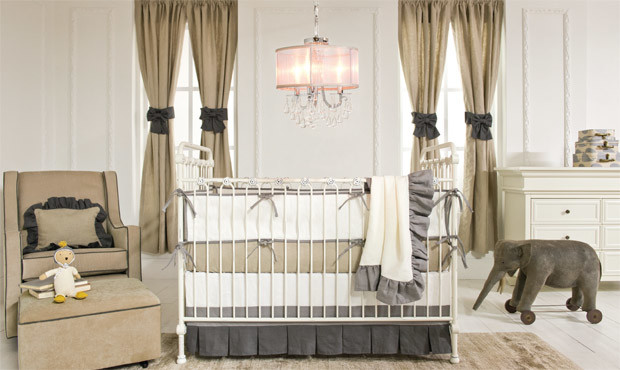 Idée de décoration pour une chambre de bébé neutre tradition.
