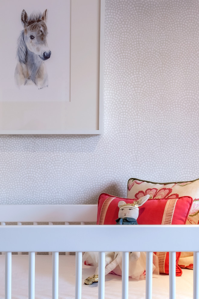 Ejemplo de habitación de bebé niña moderna de tamaño medio con paredes beige y moqueta