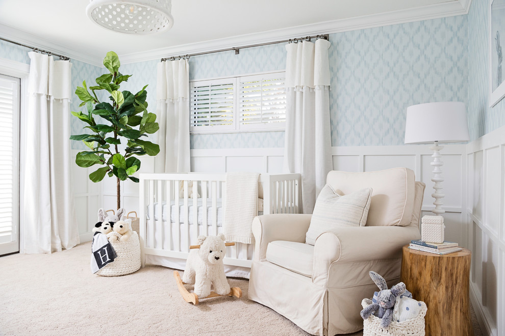 На фото: комната для малыша среднего размера в стиле неоклассика (современная классика) с разноцветными стенами, ковровым покрытием и бежевым полом для мальчика