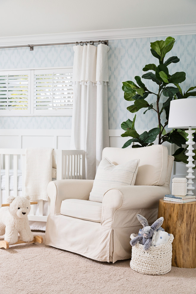 Ispirazione per una cameretta per neonato classica di medie dimensioni con pareti multicolore, moquette e pavimento beige