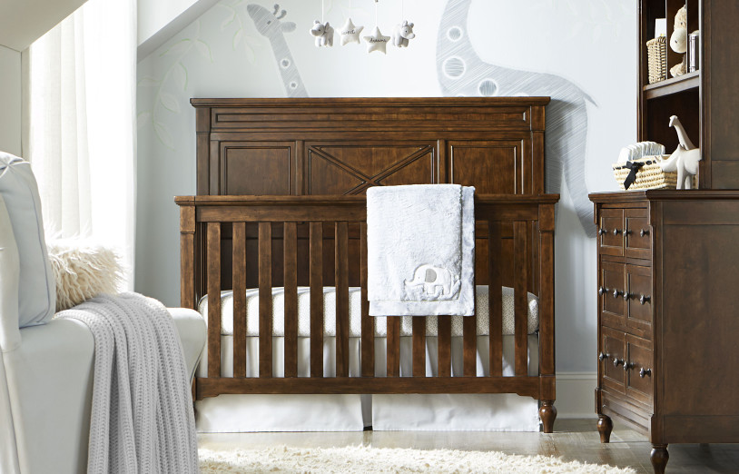 Imagen de habitación de bebé neutra tradicional de tamaño medio con paredes azules