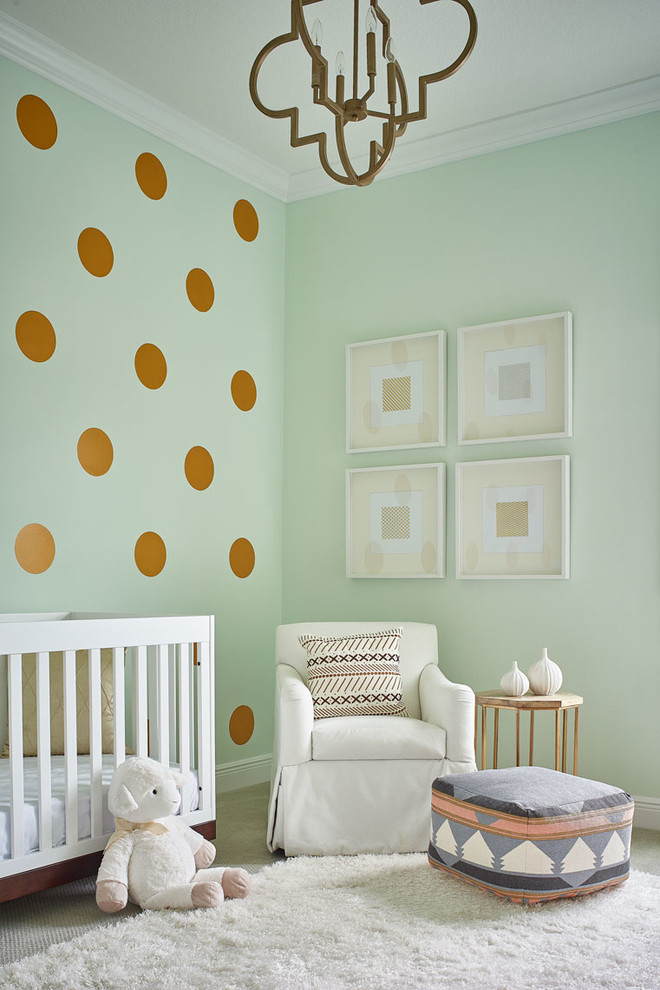 На фото: комната для малыша в стиле неоклассика (современная классика) с зелеными стенами, ковровым покрытием и белым полом для девочки