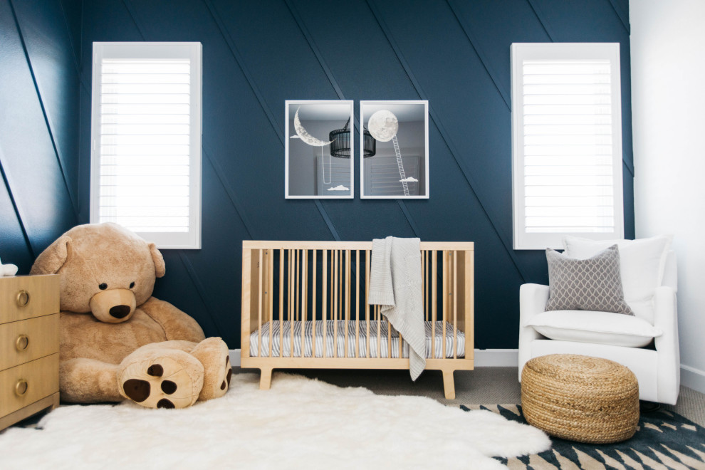 Modelo de habitación de bebé niño tradicional renovada de tamaño medio con paredes azules, moqueta y suelo gris