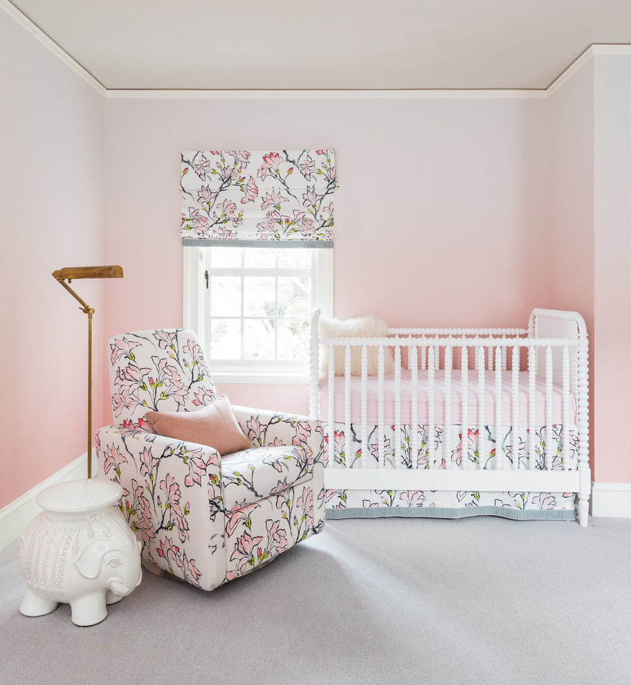 Réalisation d'une chambre de bébé fille tradition avec un mur rose, moquette et un sol gris.