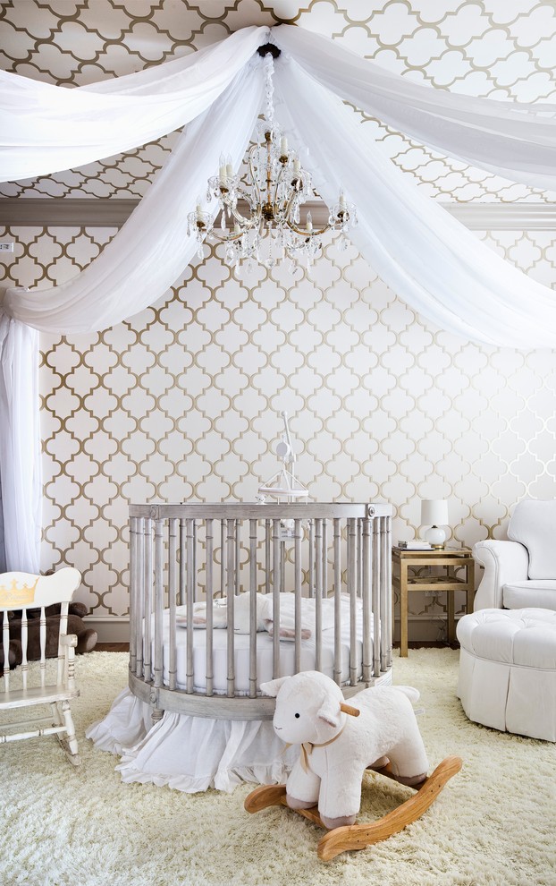 На фото: комната для малыша в средиземноморском стиле с разноцветными стенами и бежевым полом для девочки
