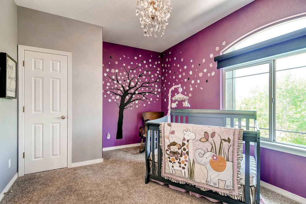 Пример оригинального дизайна: комната для малыша в классическом стиле с фиолетовыми стенами, ковровым покрытием и серым полом для девочки