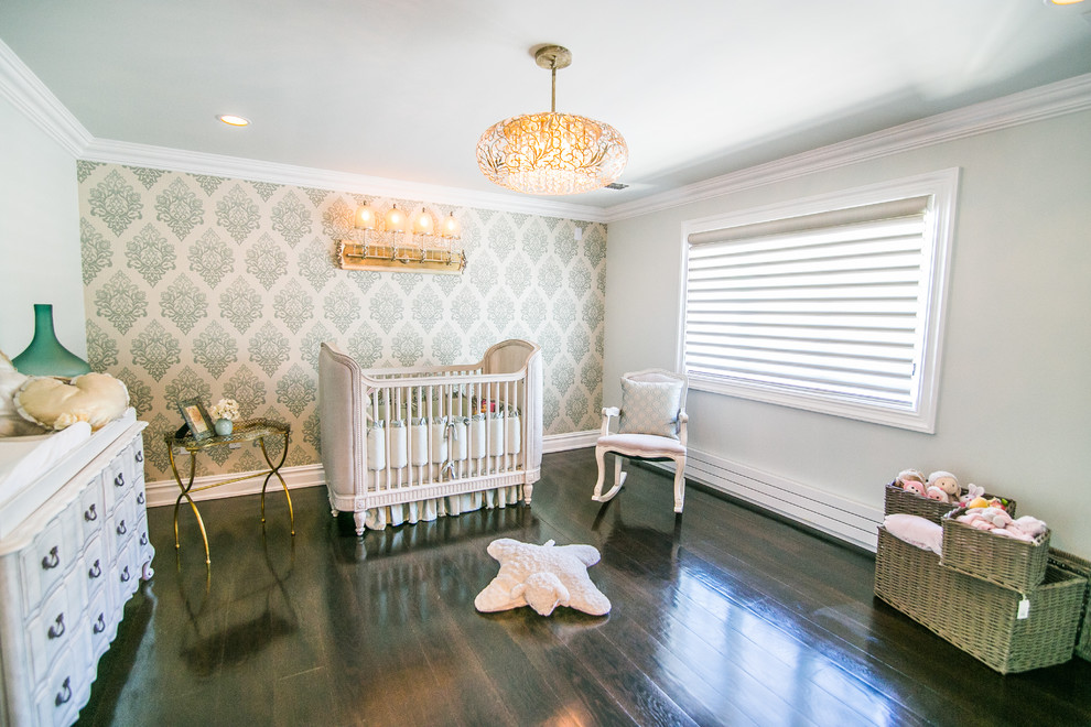 Foto de habitación de bebé niña clásica renovada grande con paredes verdes y suelo de madera oscura