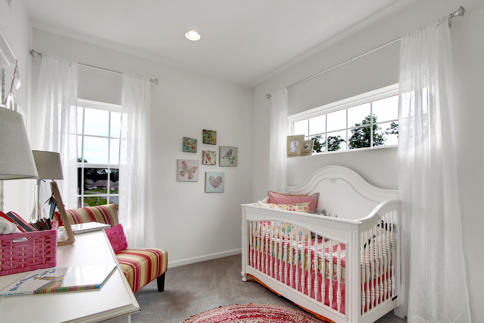 Cette image montre une chambre de bébé fille traditionnelle de taille moyenne avec un mur blanc, moquette et un sol gris.