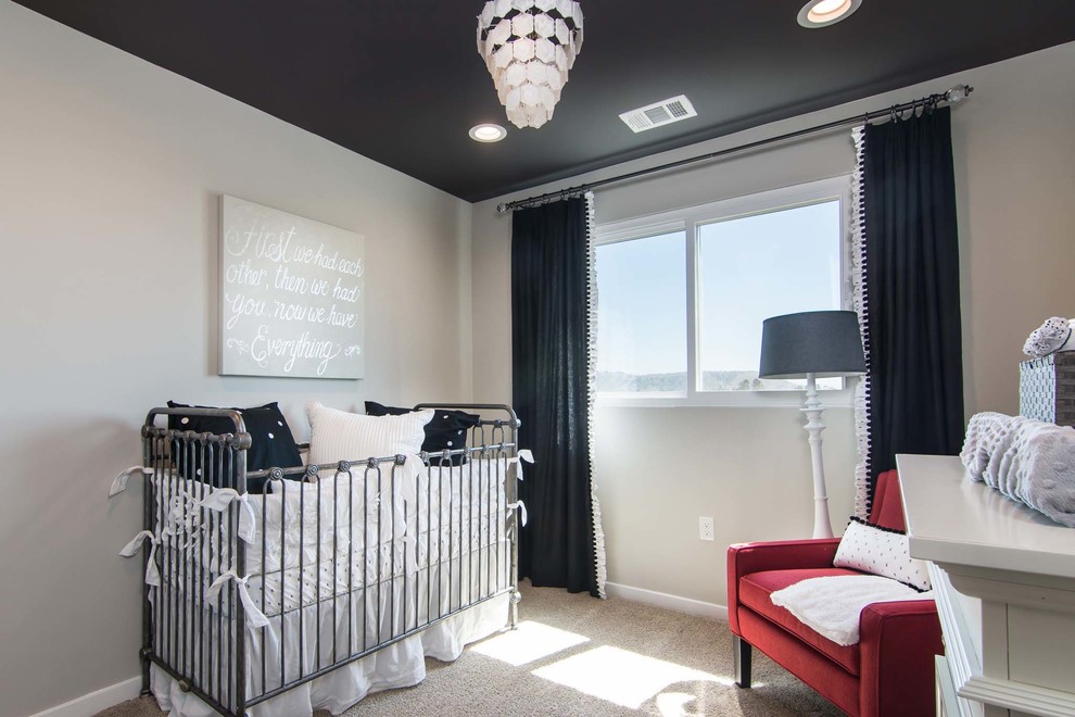Идея дизайна: комната для малыша в стиле неоклассика (современная классика) с серым полом