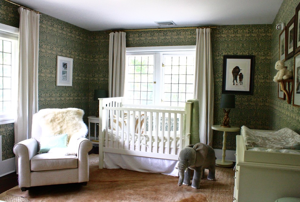 Foto på ett stort vintage babyrum, med gröna väggar och mörkt trägolv