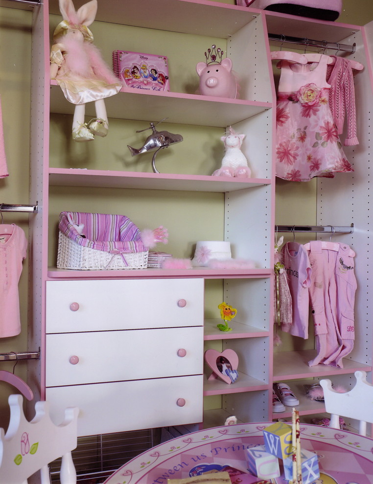 Идея дизайна: комната для малыша в классическом стиле с зелеными стенами для девочки