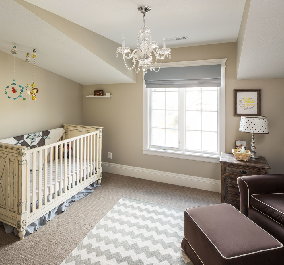 ソルトレイクシティにある中くらいなトラディショナルスタイルのおしゃれな赤ちゃん部屋 (ベージュの壁、カーペット敷き、男女兼用、グレーの床) の写真