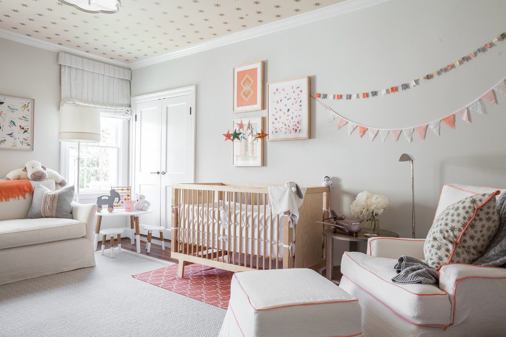 ヒューストンにあるトラディショナルスタイルのおしゃれな赤ちゃん部屋 (濃色無垢フローリング、女の子用、グレーの床) の写真