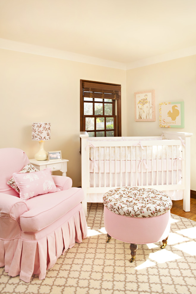 На фото: комната для малыша в классическом стиле с бежевыми стенами и паркетным полом среднего тона для девочки