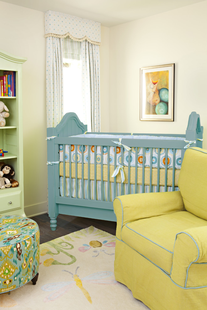 Пример оригинального дизайна: нейтральная комната для малыша в классическом стиле с бежевыми стенами и темным паркетным полом