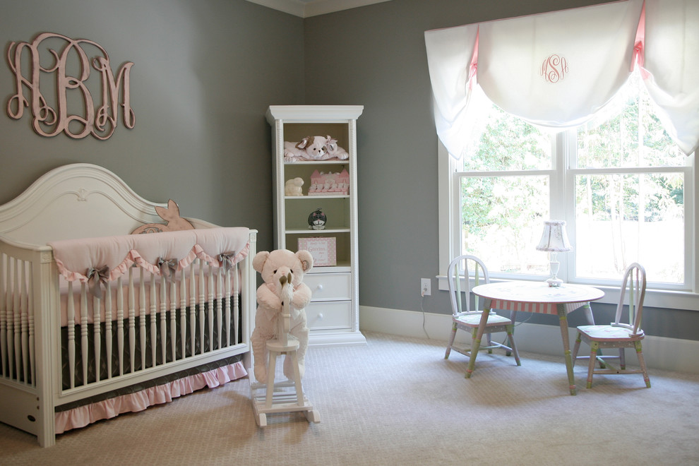 Imagen de habitación de bebé niña clásica con paredes grises, moqueta y suelo gris